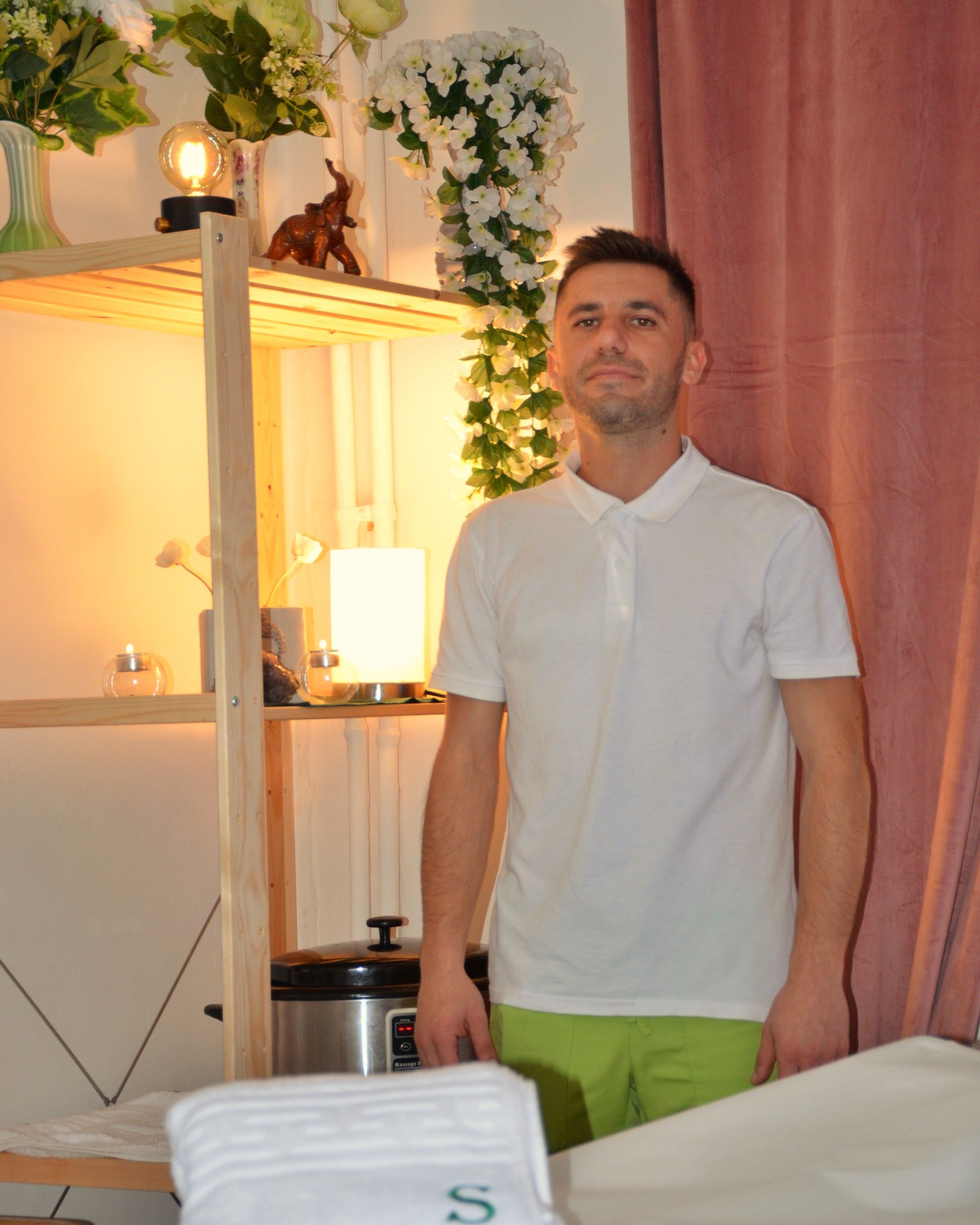 Andrei în cabinet, lângă masa de masaj pregătită.