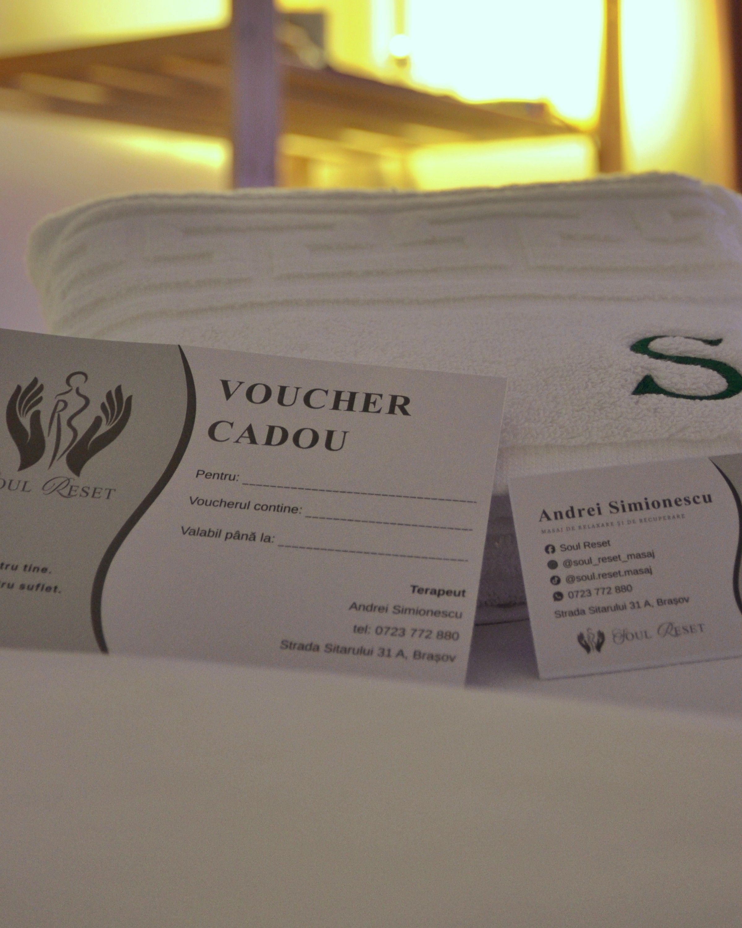 Voucher cadou Soul Reset, sprijinit de un prosop alb.